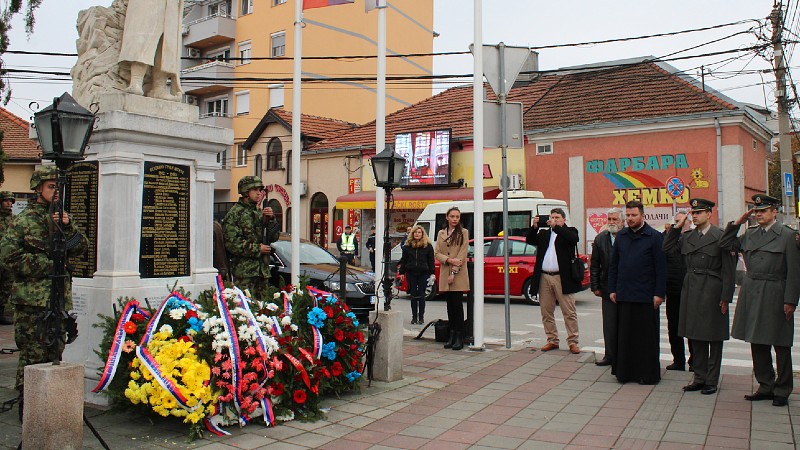 Položeni venci kod spomenika Srpskom vojniku